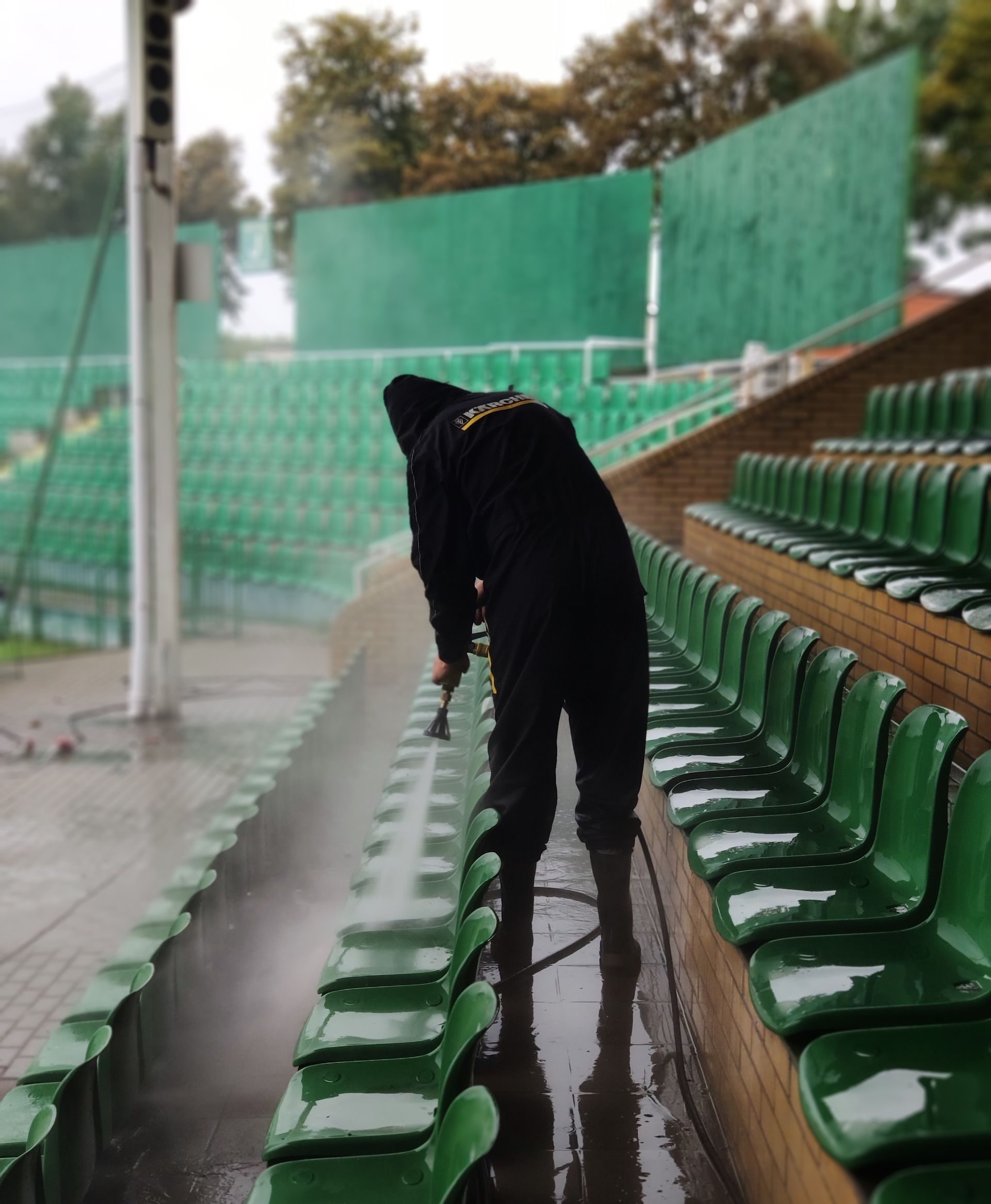 Mycie ciśnieniowe krzesełek stadionowych