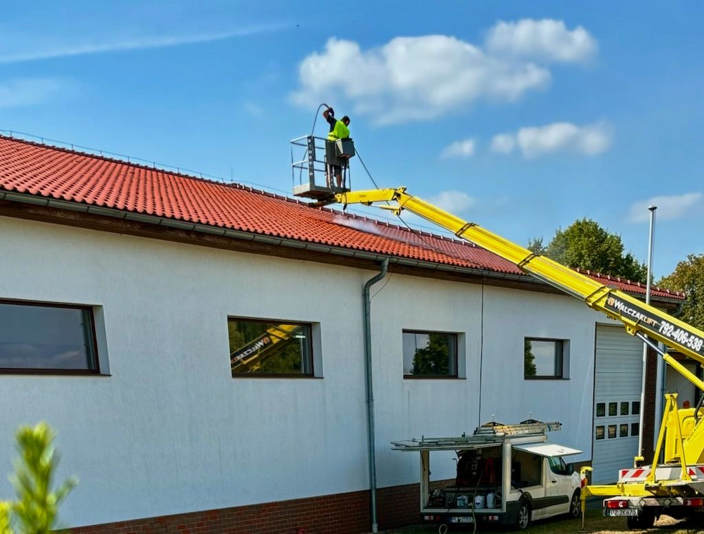 Mycie dachówki z podnośnika w Bolechowie